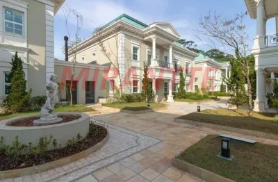 Cond. fechado de 774m² com 5 quartos em jardim floresta