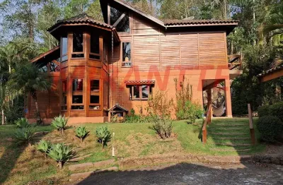 Cond. fechado de 305m² com 3 quartos em serra da cantareira