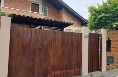 Casa com 3 quartos para alugar na Rua Durval Pires da Cunha, 323, Sambaqui, Florianópolis