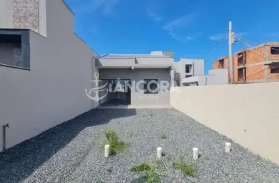 Casa com 02 quartos, sendo 01 suíte, e um amplo espaço de terreno na frente e nos fundos no centro de itapoá
