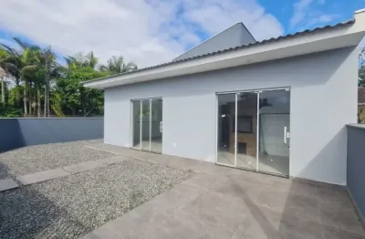 Casa bem localizada com 3 quartos, à venda em itapoá