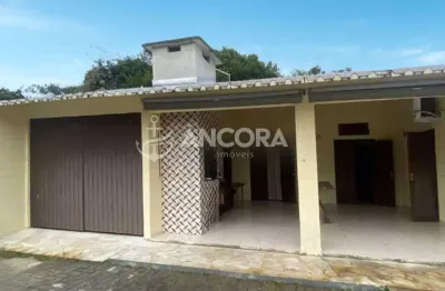 Casa com 03 quartos, sendo 01 suíte e piscina a venda a apenas 600 metros do mar em itapoá/sc