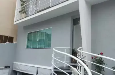 Sobrado à venda no Santa Terezinha – São Bernardo do Campo/SP | 181 m² | 3 suítes | 5 vagas | Área gourmet