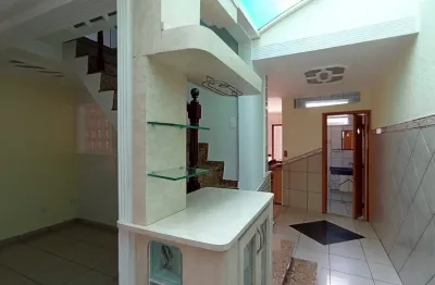 Sobrado com 3 quartos sendo 1 com suíte e varanda - 183m² construídos - 4 vagas de garagem.