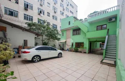 Maravilhosa casa com 5 quartos,vagas no grajaú- grajaú