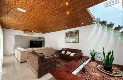 Casa em condominio com infra-estrutura terreno de 1032 metros com área edificada de 561 metros