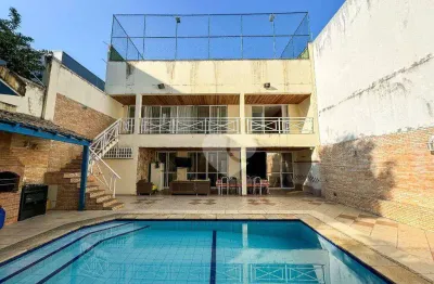 Casa triplex a venda no grajaú, com 4 quartos sendo 3 suítes, varanda, piscina, churrasqueira e 5 vagas de garagem