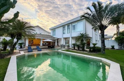 Condomínio malibu - mansão duplex reformada com 5 suítes em terreno de esquina. barra da tijuca/rj.