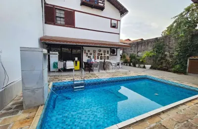 Condomínio santa monica classic - casa duplex com 4 quartos. oportunidade para investidor fazer o retrofit. barra da tijuca/rj.