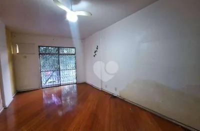 Grajau  2 quartos com varanda ,  suite, dependencia revertida  no coração do largo do verdun .