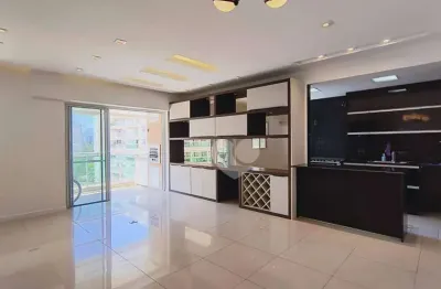 Condomínio london green - apartamento reformado e com planejados de 2 quartos para locação na barra da tijuca. vista livre e sol da manhã. andar alto.