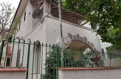Casa de rua a venda na tijuca, 04 quartos, 02 salas, cozinha, copa, suite, área de serviço, aceita pets, varanda.