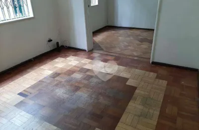 Casa de rua a venda na tijuca, 04 quartos, 02 salas, cozinha, copa, suite, área de serviço, aceita pets, varanda.