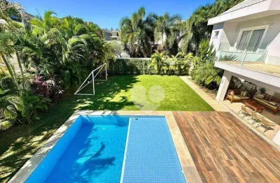 Condomínio santa monica jardins - casa triplex de alto padrão com 5 suítes, campo de futebol e placas solares. barra da tijuca/rj.