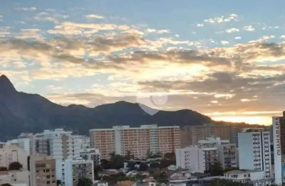 Apartamento lindo! coladinho na tijuca! entrar e morar. decorado com móveis planejados. rua uruguai.