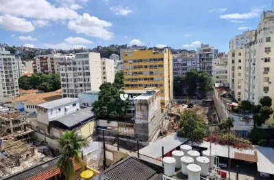 Catete especial!! sala e quarto amplo, reformado, otima localização, andar alto com vista livre