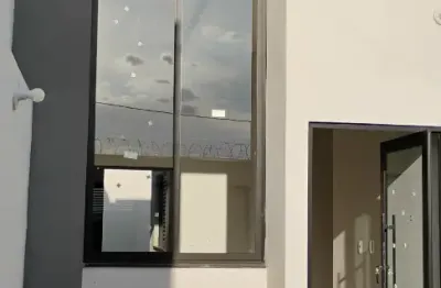 Linda casa, nova, pe direito duplo 2/4 laranjeiras uberlandia