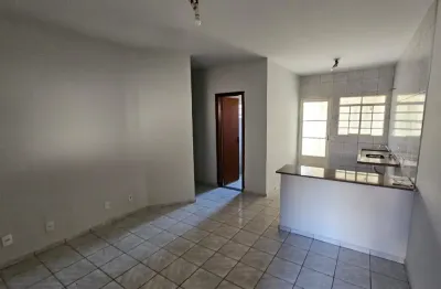 Casa pacaembu uberlandia 2/4 próximo a escola municipal lote dividido