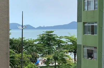 Apartamento modernizado e reformado! imóvel de 02 dormts, garagem 50 metros da praia, semimobiliado!