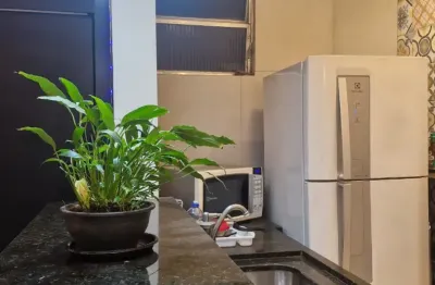 Quitinete próximo a praia! imóvel mobiliado 50 metros, elevador e garagem. do