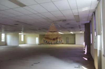 Possui um terreno de 2.243m² e área útil interna de 2.194m² (fora as vagas