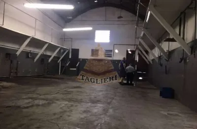 Galpão 400 mts aproximadamente. 2 entradas principais e independentes