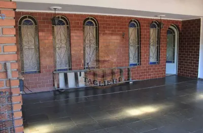 Sobrado bem construído com um salão comercial de 140m2.