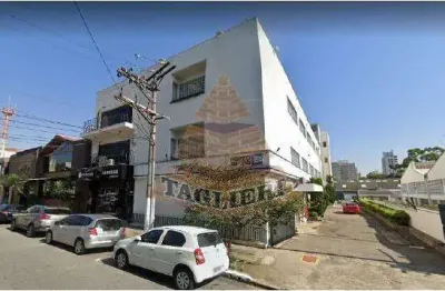 Prédio com várias salas, entrada lateral da frente aos fundos.tatuapé