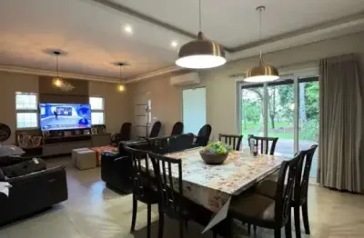 Linda casa à venda - condomínio fechado com ampla área verde e estrutura completa