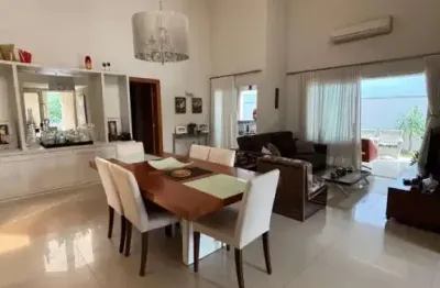 Esta linda casa térrea une sofisticação, conforto e lazer em um terreno amplo de 504 m², com 242 m² de área construída.