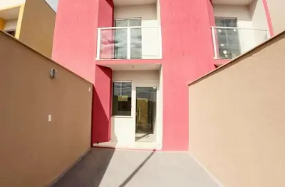 Casa duplex charmosa em novo barreirinho – 2 quartos, varanda e vaga por r$ 250 mil