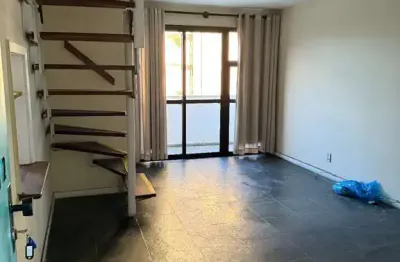 CONDOMÍNIO BARRA BALI - Apartamento Duplex - 2 quartos – Medindo 80m2, precisando de atualização / reformada, com 2 quartos ( 2 suítes ), vista livre para a Avenida das Américas, e lateral para a prai