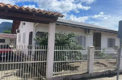 Casa com 3 dormitórios sendo uma suíte à venda, centro, rodeio - sc