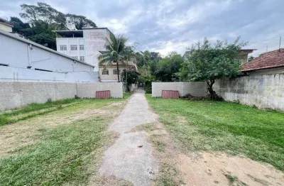 Terreno de 2.500 m² com 5 casas, 2 edículas, piscina, aquífero e vagas para 10 carros