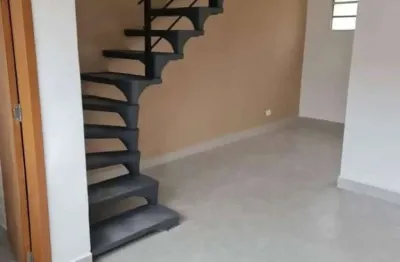 Localizado em americana, no estado de são paulo, este encantador duplex está disponível para venda. com uma entrada a partir de 25 mil reais e documentação em dia, o financiamento é facilitado, tornan