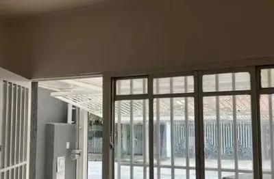 Localizada no bairro jardim tietê, em são paulo, esta bela casa de 3 dormitórios está disponível para venda. com uma entrada de apenas 30 mil reais e documentação em ordem, o imóvel possui financiamen