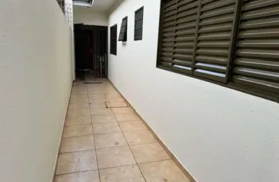 Localizada em uma rua tranquila e arborizada da vila curuçá, em santo andré, esta encantadora casa de 2 dormitórios é o lar perfeito para quem busca conforto e praticidade. com uma entrada de apenas 2