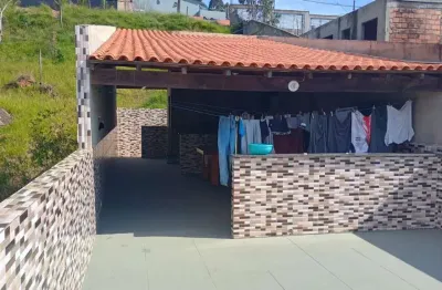 Conheça o residencial dinapoli, um imóvel pronto para morar e com ótimas características. com 3 quartos, 4 banheiros (sendo 1 suíte), garagem e uma ampla área de lazer com churrasqueira, essa casa é i
