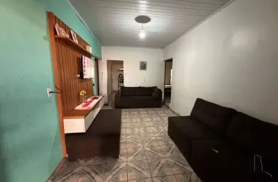 Aconchegante casa à venda em Caieiras, no tranquilo bairro de Serpa. Com 2 dormitórios e 1 banheiro, o imóvel oferece uma ótima oportunidade para quem busca conforto e praticidade. Entrada reduzida, f