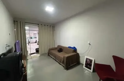 Encantadora casa à venda em itapevi, localizada no tranquilo bairro jardim santa rita. com 3 dormitórios, essa residência oferece conforto e espaço para toda a família. com uma área total de 135m², es