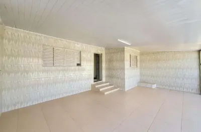 Localizada no coração de jandira, esta encantadora casa de 3 dormitórios é perfeita para quem busca conforto e praticidade. com uma área total de 140m², o imóvel oferece um ambiente aconchegante e esp