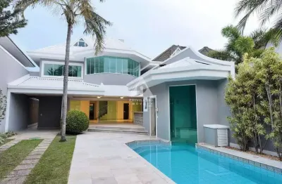 Casa de alto padrão com 4 suítes, piscina e lazer completo no condomínio santa marina