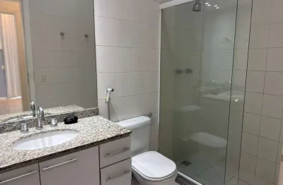 Localizado na barra da tijuca, o loft condomínio le parc resort oferece uma experiência de moradia única e exclusiva. com sala, 2 quartos (sendo 1 suíte), 2 banheiros, lavabo e varanda fechada com bli