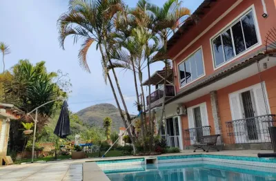 Imagine viver ou investir em uma residência que une imponência e funcionalidade no coração de petrópolis. esta casa de dois pavimentos, com 478 m² de área construída em um terreno de 2.000 m², oferece