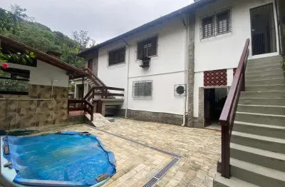 Casa com 3 quartos para alugar com área gourmet e 2 kitnets anexas bingen - petrópolis - rj