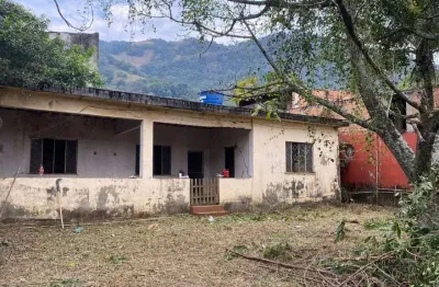 Terreno bem grande com uma casa bem antiga na praia do saco mangaratiba