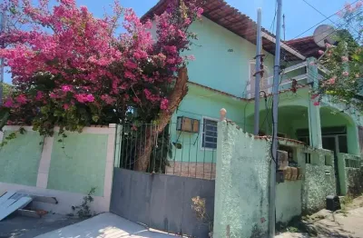 Residência com três dormitórios, incluindo uma suíte, além de um banheiro e uma vaga de estacionamento em uma rua calma.