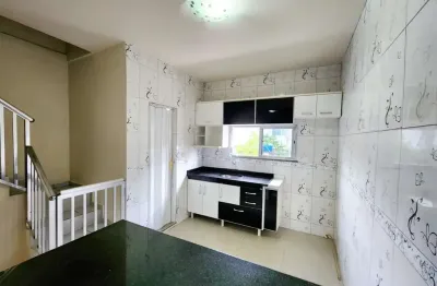 Casa duplex 2 quartos: conforto e segurança em ótima localização