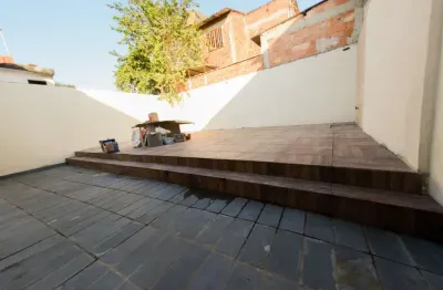 Seu novo lar: casa 2 quartos, quintal amplo e ótima localização!