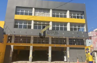 Salão para aluguel no centro com 470m² de área construída, escritório, 4 salas, 2 suites e copa, porcelanato. ótima localização.